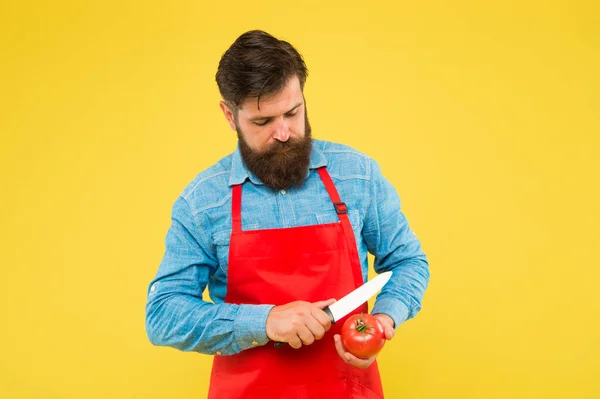 Vässa dina knivfärdigheter. Skäggig man skuren tomat med skivkniv. Tomatskivor. Matlagning vegetarisk mat. Vegetabiliskt recept. Förbereder middagen. Visa upp din kulinariska konst — Stockfoto