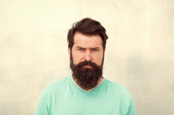 Cara rígida. Percepções da beleza masculina em todo o mundo. Homem barbudo hipster elegante barba fundo cinza. Barba elegante e cuidado bigode. Aparência de Hipster. Barba de moda e conceito barbeiro — Fotografia de Stock