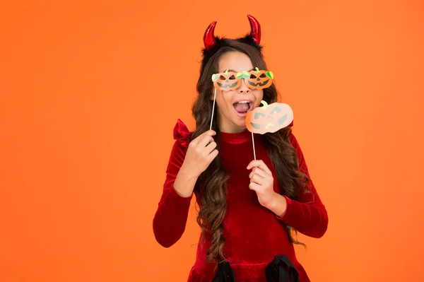 Niño feliz en Halloween llevar disfraz de carnaval divertido y gafas calabaza mordedura interior, feliz halloween —  Fotos de Stock