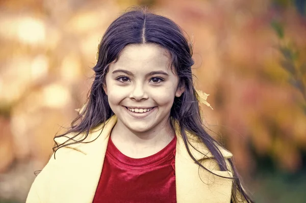 Doğayla bütünleşti. Sonbahar parkında küçük bir çocuk yürüyor. Sonbahar tatili. Sonbahar atmosferi. Gülümseyen sevimli okul kızı sonbahar yeşillik geçmişi. Keyfin yerinde. Mutlu çocuk. Hoş geldiniz Ekim — Stok fotoğraf