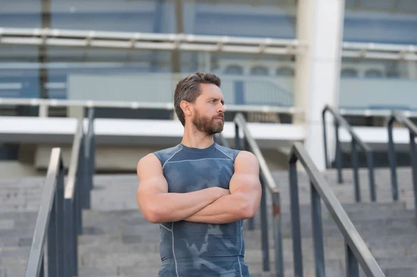 Muž svalnatý fitness trenér čeká na schodišti stadion vstup na pozadí — Stock fotografie