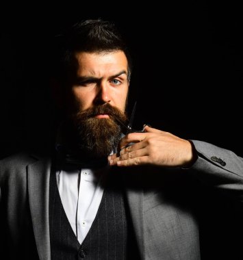 Maço takım elbiseli, sakallı ve bıyıklı..