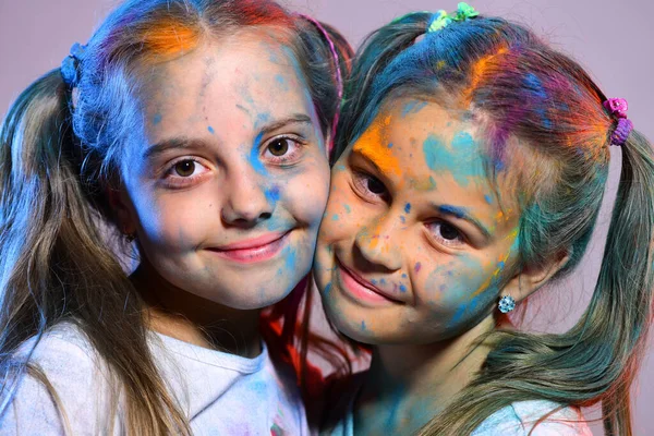 Kinder mit Pferdeschwanz stehen Wangen an Wangen — Stockfoto