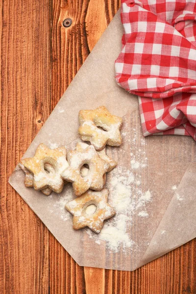 Bolachas de chá em fundo de madeira. Conceito de pastelaria caseira. — Fotografia de Stock