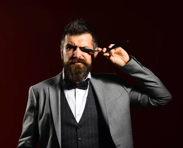 Conceito de publicidade de barbearia. Homem com barba comprida — Fotografia de Stock