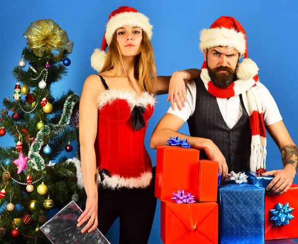 Nový rok a vánoční čas. Muž s vousy a ženou — Stock fotografie