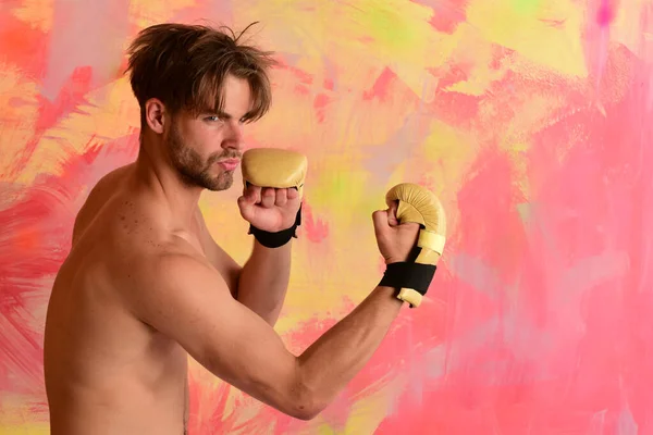 Combatiente MMA con fuertes prácticas corporales artes marciales. — Foto de Stock