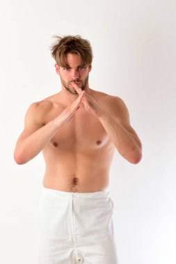 Formda ve güçlü bir karate dövüşçüsü dövüş sanatları yapıyor.