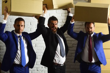 Liderler başlarının üstünde büyük kutular tutarlar.