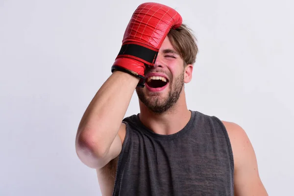 Homem com cerdas e rosto risonho usa luvas de boxe — Fotografia de Stock