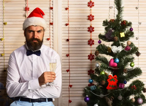 Mann mit Bart hält Sektglas. Feiern und Neujahr — Stockfoto