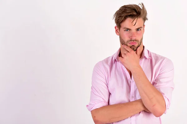 패션과 자신감의 개념. 분홍 셔츠를 입은 남자 — 스톡 사진