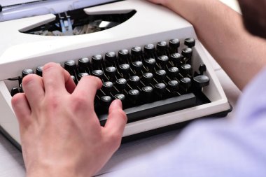 Yazıcı retro yazma makinesi ile daktilo ediyor. Eski daktilo