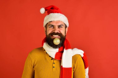 Kış tatili ve dekor konsepti. Noel Baba altın topu tutuyor.