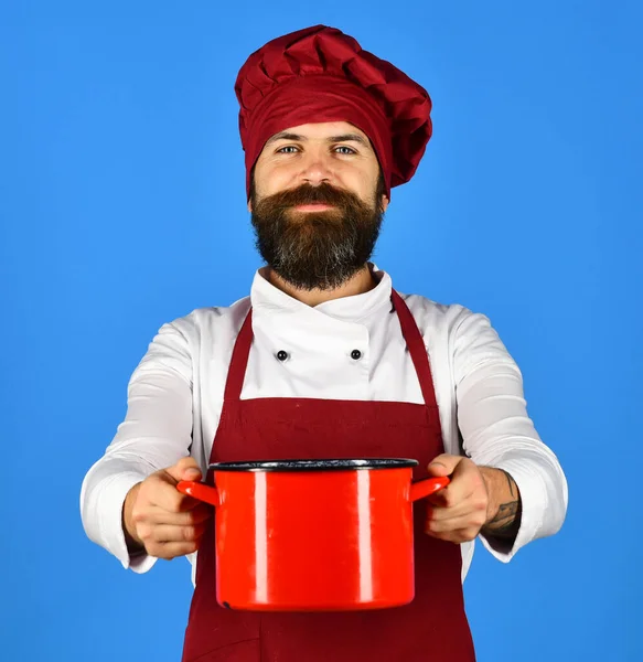 Professioneel kookconcept. Koken met vrolijk gezicht in bordeaux uniform — Stockfoto