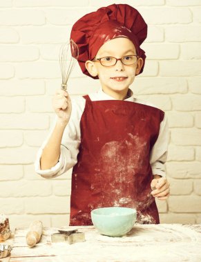 Lekeli tatlı aşçı çocuk.