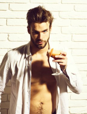 Yakışıklı, sakallı, maço, seksi adam.