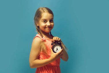 Siyah alarmlı kız. Mutlu yüzlü çocuk.