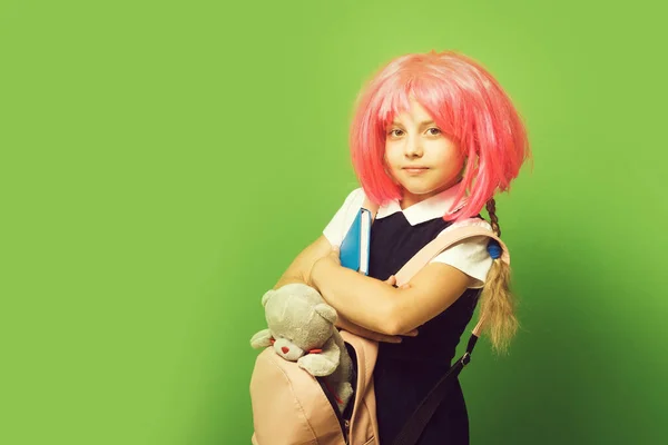 Un ragazzo con una faccia seria in uniforme scolastica. Concetto di infanzia — Foto Stock