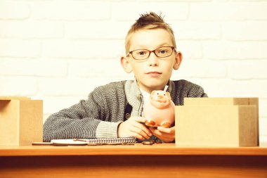 Genç, sevimli, küçük öğrenci.