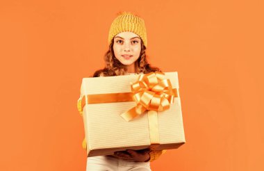 Yeni yıl partisinin tadını çıkarıyorum. Boks günü. Doğum günün kutlu olsun. Kış tatilinde hediye. Noel mucizesi. Sevgililer Günü için sürpriz. Xmas hediyeli bir çocuk. Çocuk Noel Baba 'ya yardım. Yeni yıl yaklaşıyor.