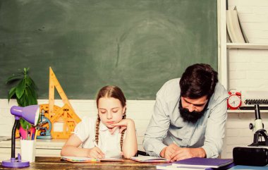 Birlikte çalışalım. Sınıfında küçük bir kız olan sakallı bir öğretmen. Okula dönüyorum. Eğitim çocuk gelişimi. Bilgi günü. Evde eğitim. Kızım babasıyla ders çalışıyor. Öğretmenler Günü