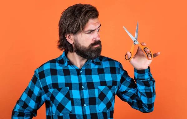 Ritratto di barbiere con stoppie in camicia con forbici attrezzi, barbiere — Foto Stock