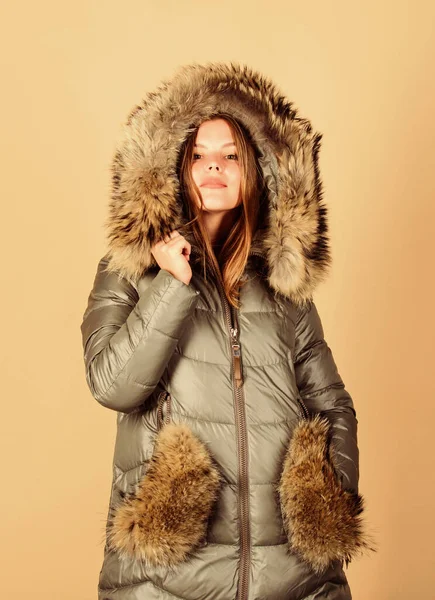 Vásárlási útmutató. Divatbutik. Műszőrme. A lány meleg kabátot visel. Vásárlási koncepció. Fekete Péntek. Személyi stylist szolgáltatás. Vegyél téli ruhákat. Eladó és kedvezmény. Nő vásárlás próbálja téli ruhák — Stock Fotó