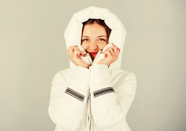 Flickan bär vit jacka. Jacket har extra isolering och något längre passform för att skydda din kropp från skarpt vinterväder. Snygga snygga vinterkläder. Inte varje jacka är idealisk för alla klimat — Stockfoto