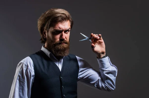 Erkek kuaför kuaför stilisti iyi giyimli, çarpıcı makyaj konsepti — Stok fotoğraf