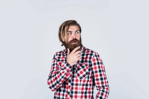 Conceito de beleza masculina. Retrato de hipster barbudo. um tipo com barba comprida e bigode na cara. homem confiante bonito tem penteado perfeito. homem barbudo surpreso em camisa quadriculada — Fotografia de Stock