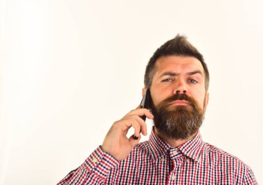 Maço aleti cebine koyar. Teknoloji ve iletişim