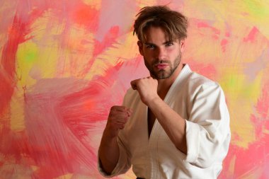 Dövüşçü karate yapıyor.