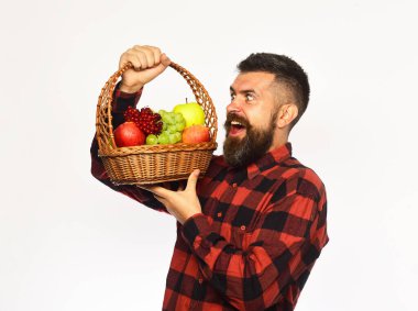 Çiftçilik ve sonbahar ürünleri konsepti. Şeytani gülüşlü çiftçi