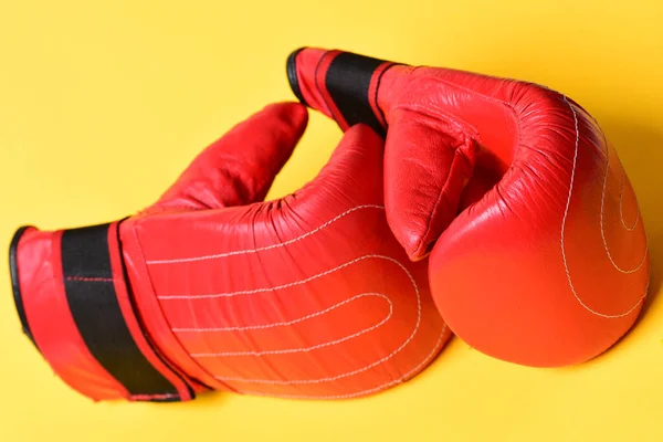 Vecht en vecht concept. Paar bokshandschoenen — Stockfoto