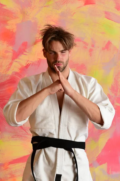 Koncepcja sportowa i bojowa. Karate fighter z silnym ciałem — Zdjęcie stockowe