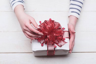 Noel arifesi için böğürtlen süslemeli hediye kutusu..