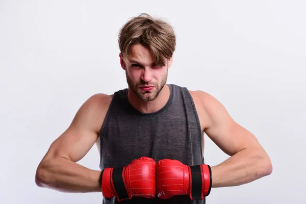 Boxeador hace golpes y golpes como entrenamiento —  Fotos de Stock