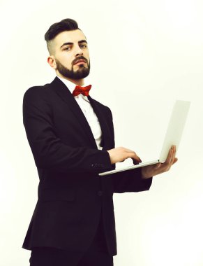 Meşgul iş adamı ya da sakallı ve meraklı yüzlü başarılı bir emlakçı.