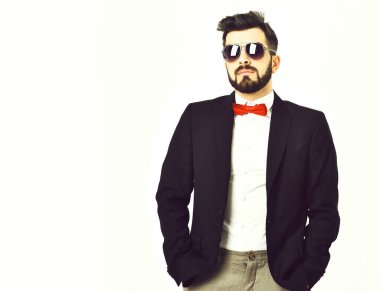 Sakallı, beyaz, bıyıklı, güneş gözlüklü bir hippi.