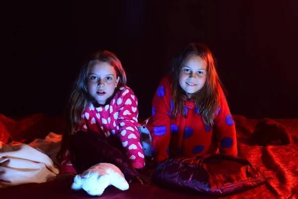 Kızlar pijama partisi verir. Pijamalı çocuklar oturur. — Stok fotoğraf