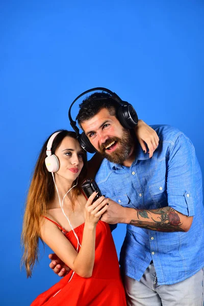 Concepto de fiesta y música. Pareja en el amor lleva auriculares — Foto de Stock