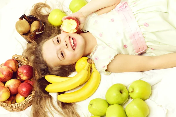 Παιδί, χαριτωμένο κοριτσάκι που με πολύχρωμα φρούτα στο καλάθι — Φωτογραφία Αρχείου