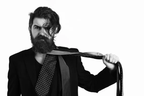 Brutal caucasien hipster en costume noir tenant des liens autour du cou — Photo