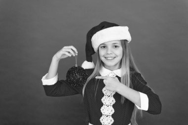 Uyarı takvimi. Noel kutlaması fikri. Gülen surat. Parlak ve parıltılı. Okul partisi. Çocuk, parıldayan dekor topunu tut. Şölen dekorasyonu konsepti. Güzel dekor. Noel partisi. Kış tatili