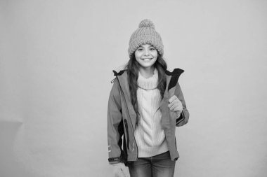 Kış aktiviteleri. Kış tatili Örgü kıyafet modası. Soğuk sezon havası. Çocuklar için etkinlik. Küçük kız süveteri. Şapka ve eldiven aksesuarı. Grip yok. Sıcak giysi satışı. Mutlu kız anorak ceket