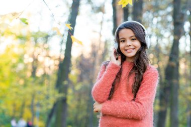 Mutlu çocuk kulaklıkla kitap dinle, eğitim al.