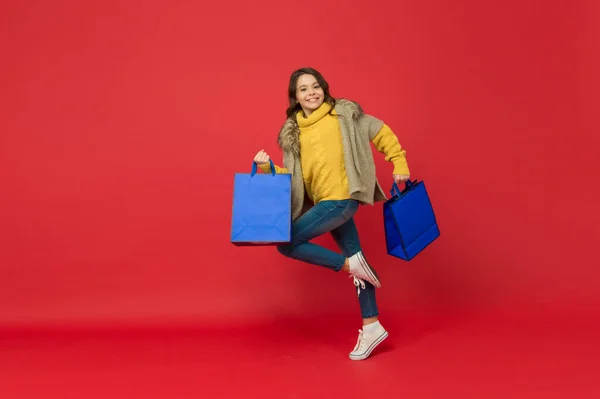 Siet gyermek hordozza bevásárló táskák és fut a nagy eladó a boltban, shopaholic — Stock Fotó