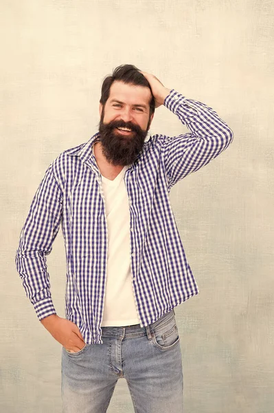 Volwassen hipster met baard. vertrouwen in zijn stijl. Gelukkige man met een baard. Denim kijk. Mannelijke casual mode stijl. kapper zorg voor echte mannen. brutale hipster met snor — Stockfoto