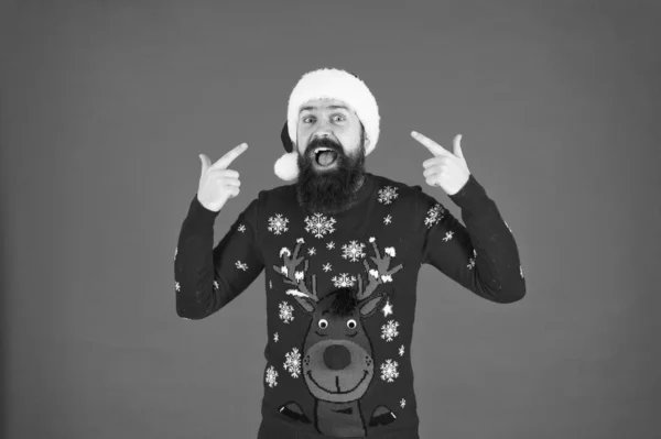 Un arrêt de shopping. C'est Noël. mâle à la fête de Noël. bonne année 2020. drôle pull hipster. tricot mode. célébration des vacances d'hiver. ressentir de la joie et de la joie. homme barbu santa chapeau mur rouge — Photo